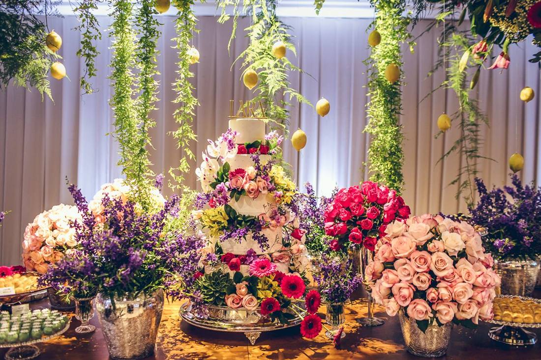Bolo de 15 anos cercado de flores
