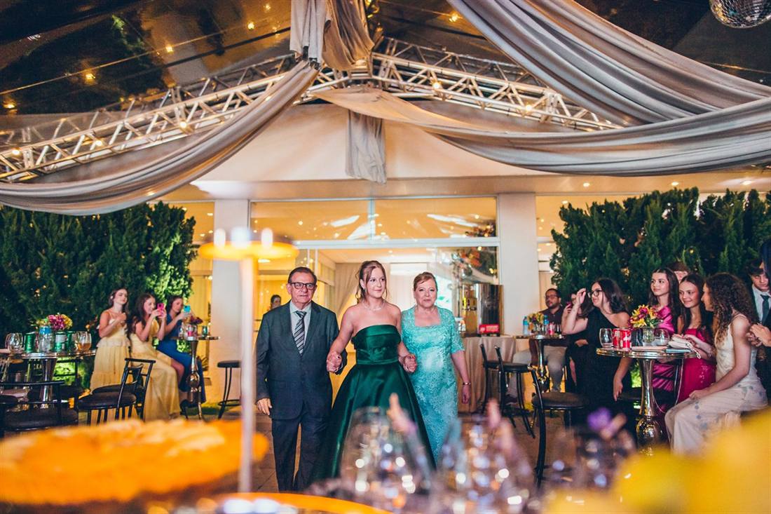Chegada da debutante à festa, sob a tenda