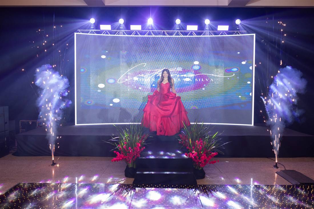Debutante no palco, com telão e fogos de artifício frios