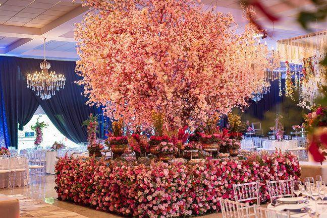 Decoração de festa de 15 anos com árvore de flores