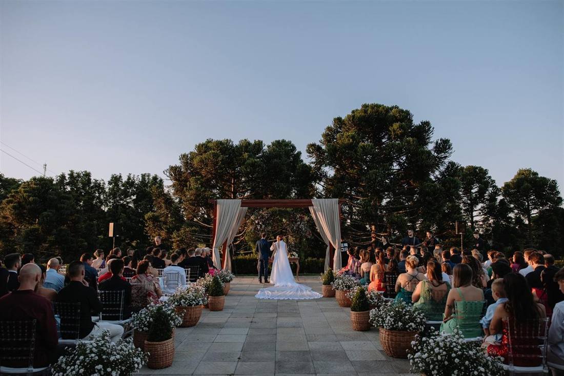Cerimônia de casamento ao ar livre no gramado ao entardecer