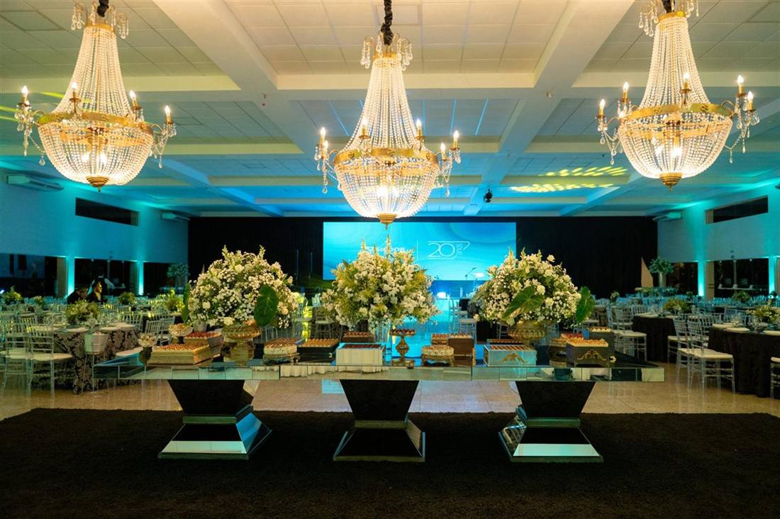 Salão com lustres de cristal montado para evento