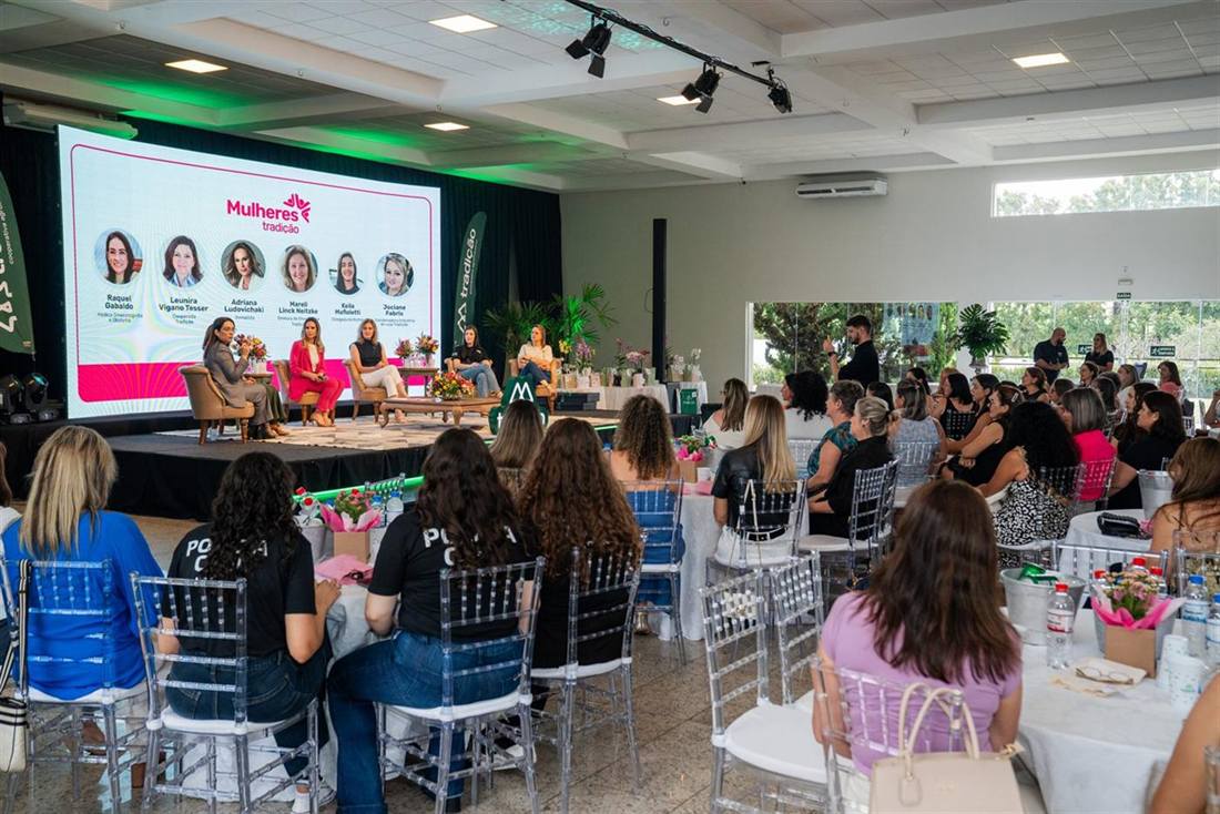 Painel de evento corporativo com plateia
