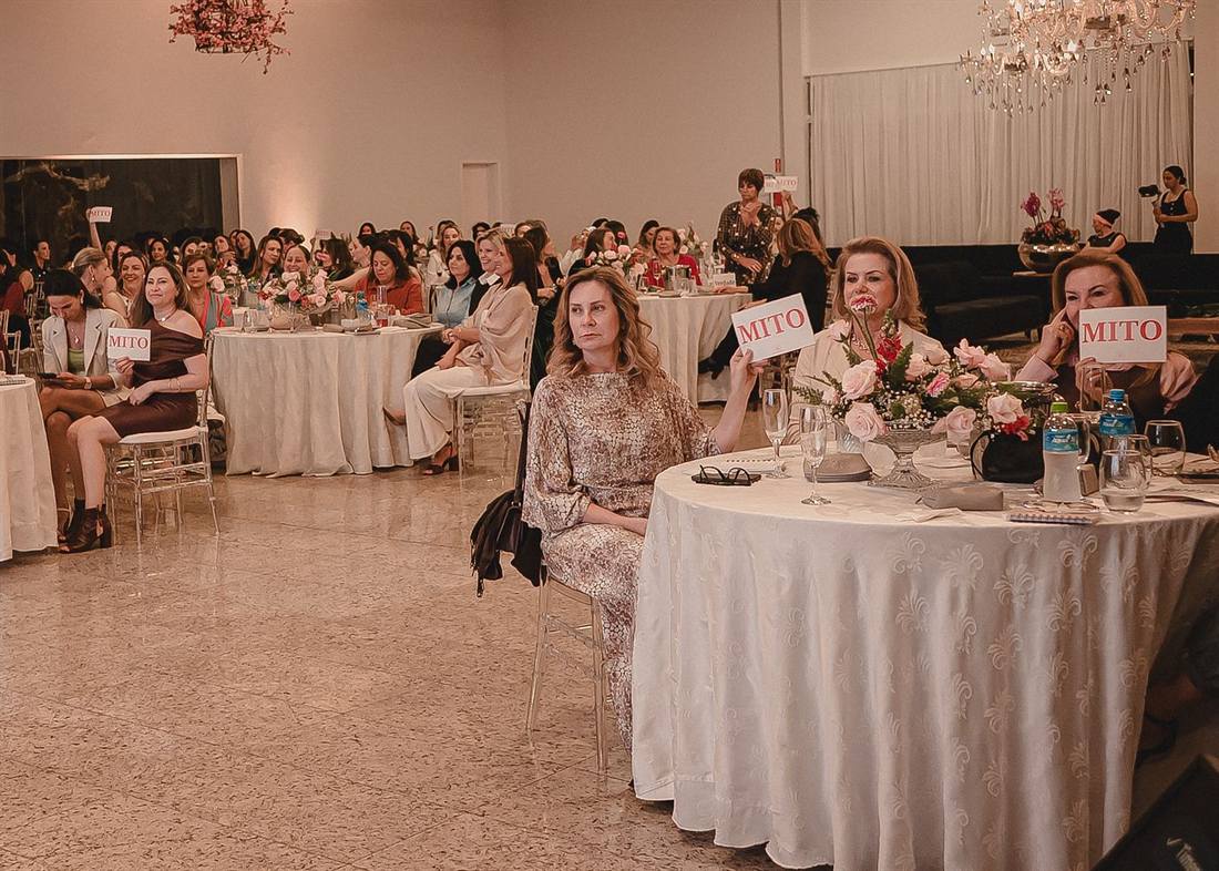Plateia participando de uma palestra nas mesas redondas