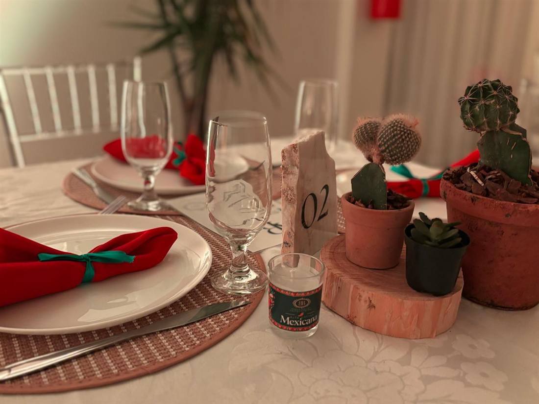 Mesa da Noite Mexicana com cactos e guardanapos vermelhos