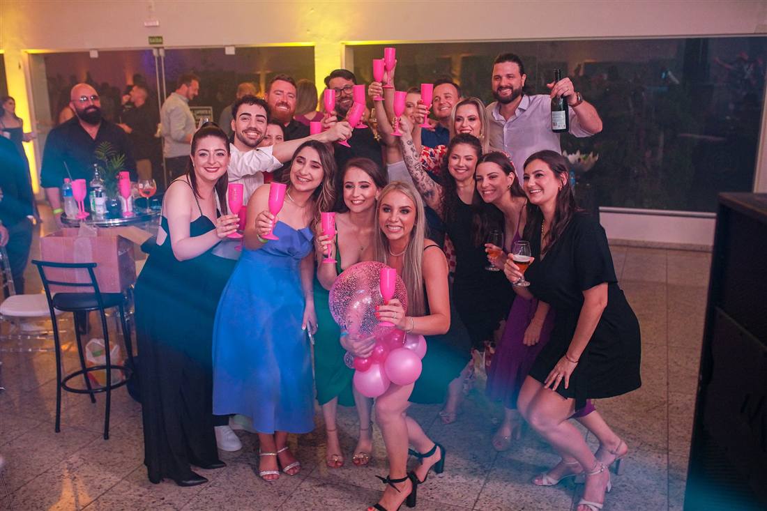 Amigas celebrando juntas durante uma confraternização