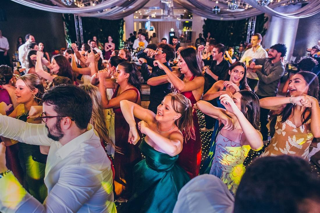 Pista de dança lotada durante a festa
