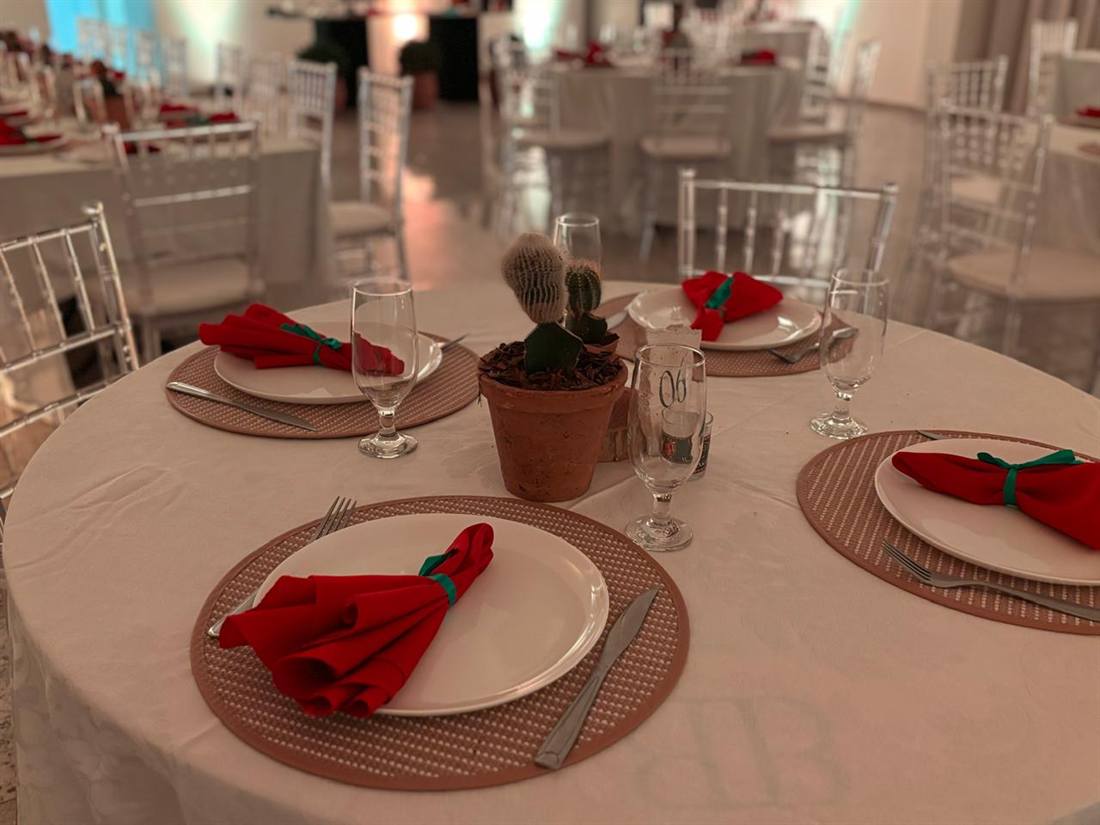Mesa redonda posta para jantar no salão Flor de Lis