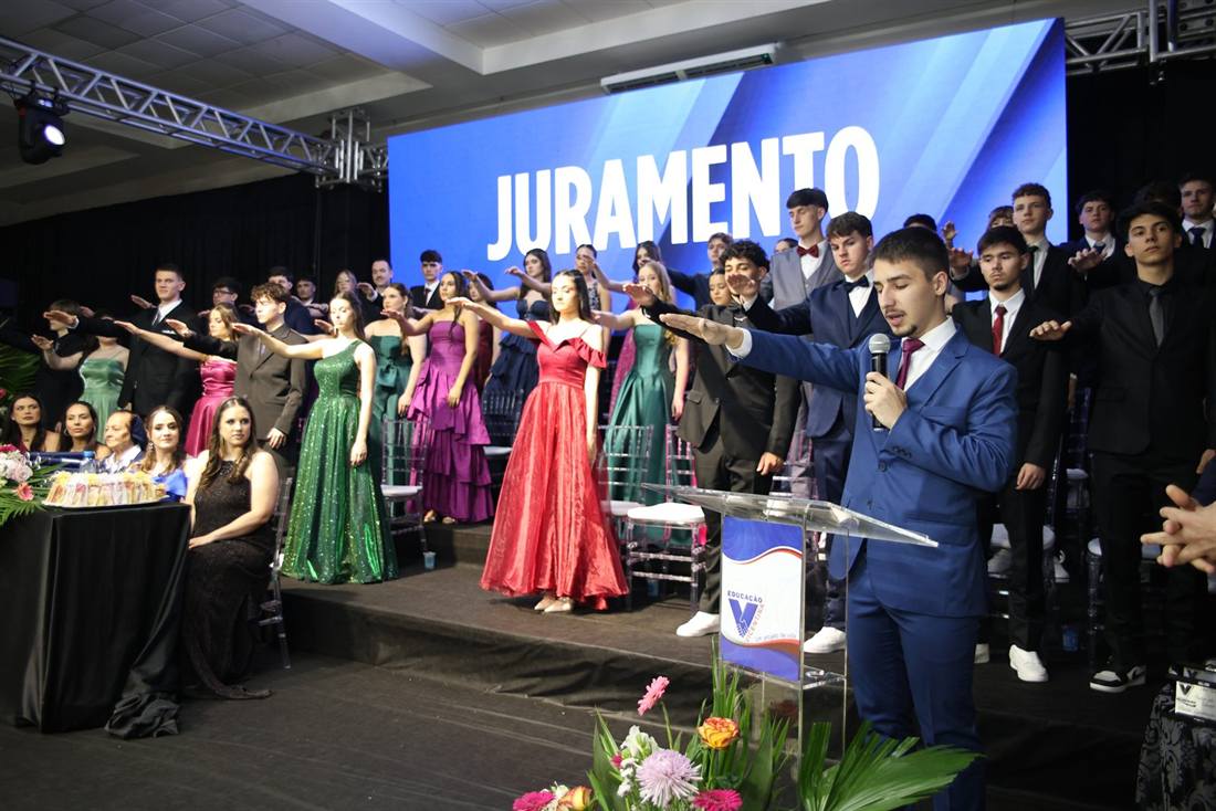 Juramento dos formandos no palco do salão Flor de Lótus