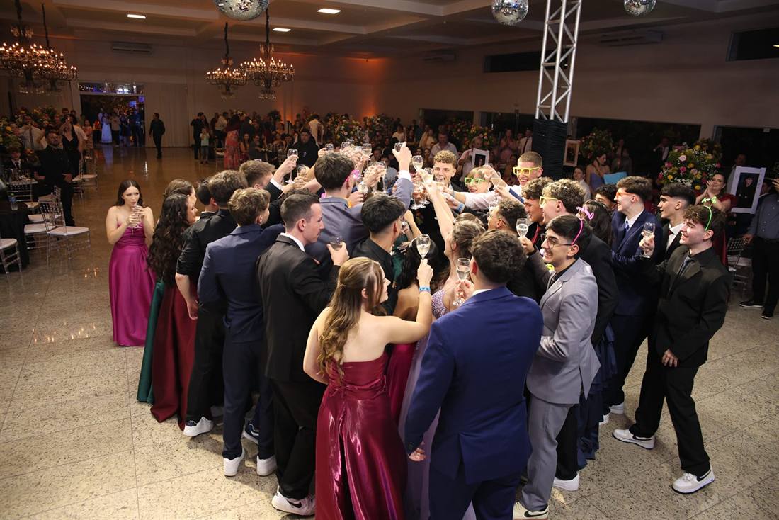 Pista de dança cheia no salão Flor de Lótus