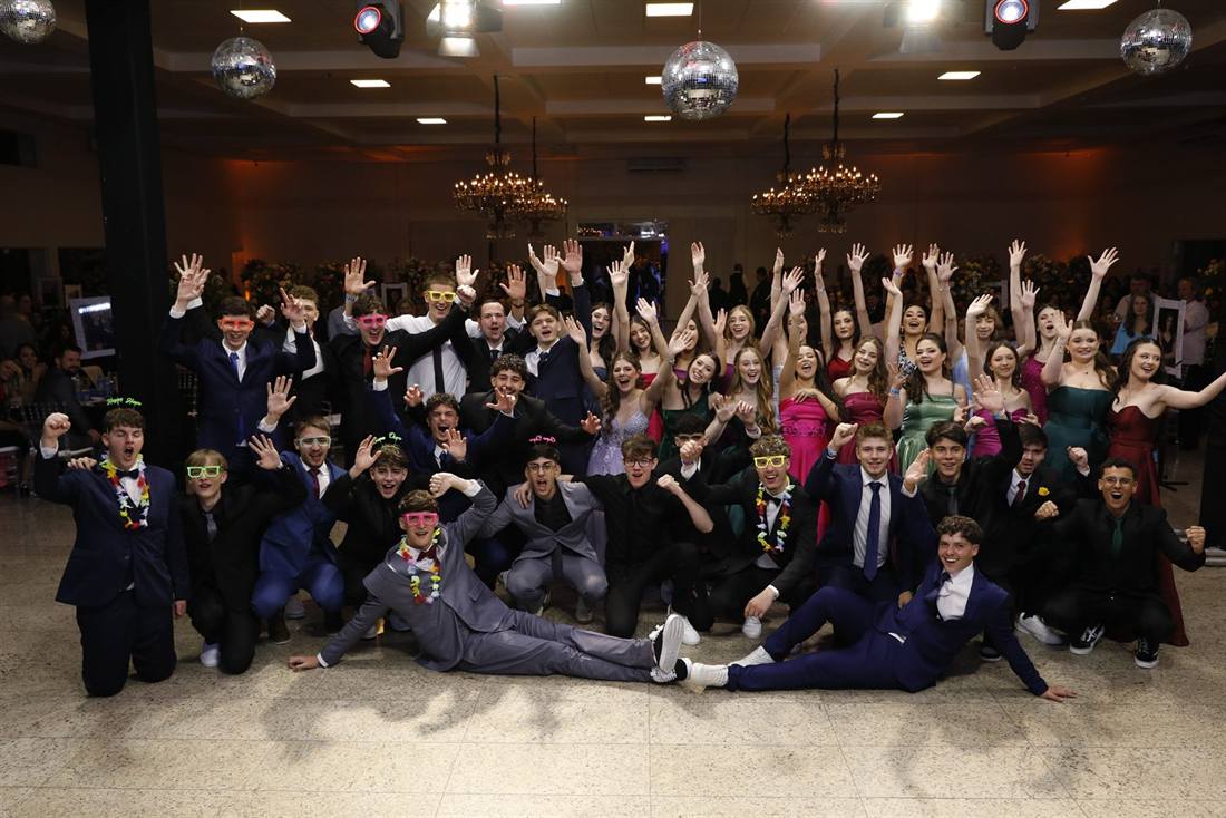 Turma de formandos comemorando no salão Flor de Lótus