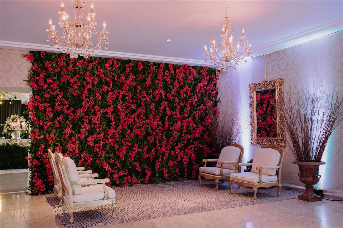 Painel de rosas vermelhas com poltronas para as fotos dos convidados