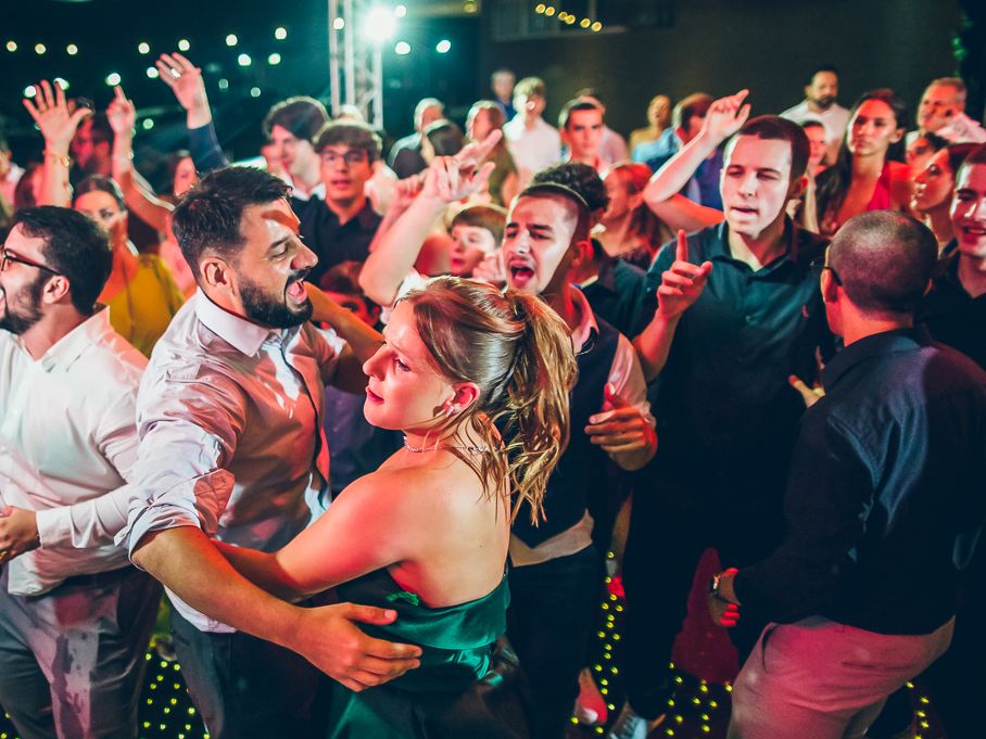 Pista lotada, com a debutante e os convidados dançando sob a tenda