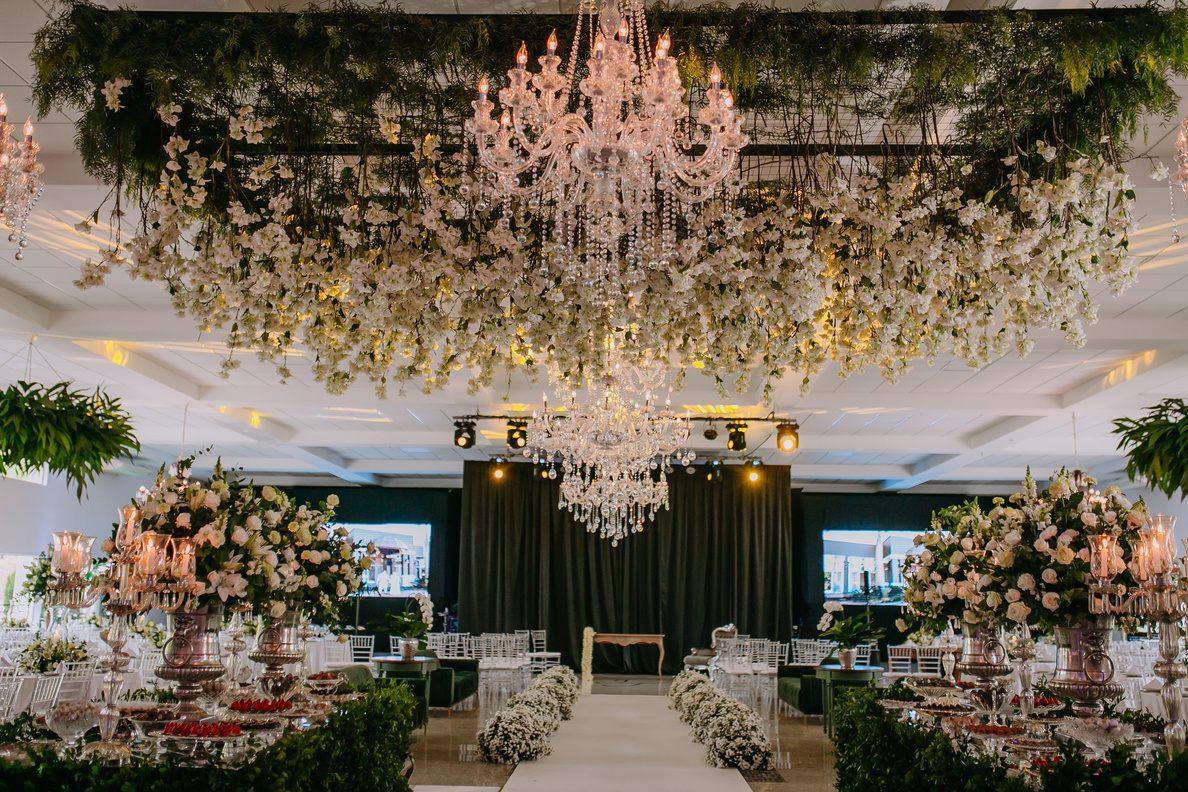 Salão Flor de Lótus montado para casamento, com lustres de cristal e flores suspensas